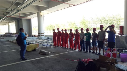 ▲無懼悶熱,齊心協(xié)力攻項目